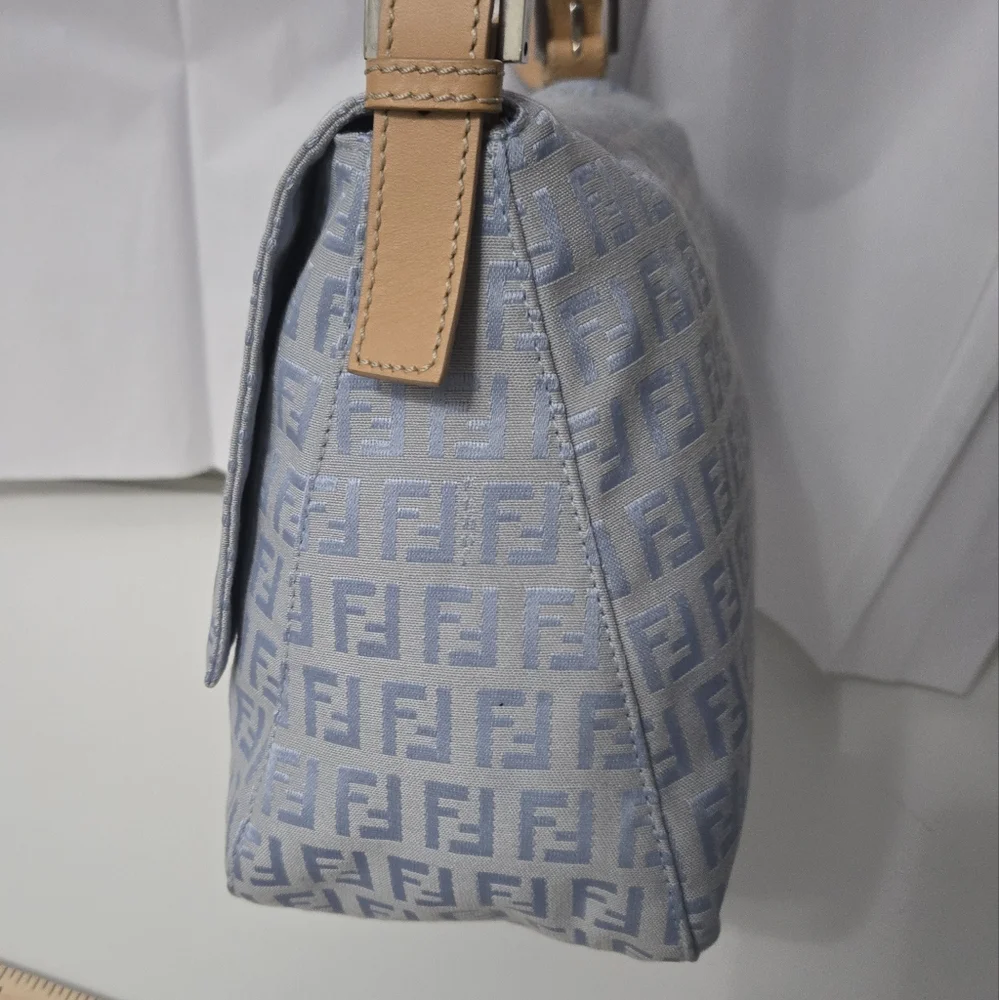 Fendi Zucchino Mama Baguette shoulder bag light blue canvas with silver hardware - Picture 4 of 16